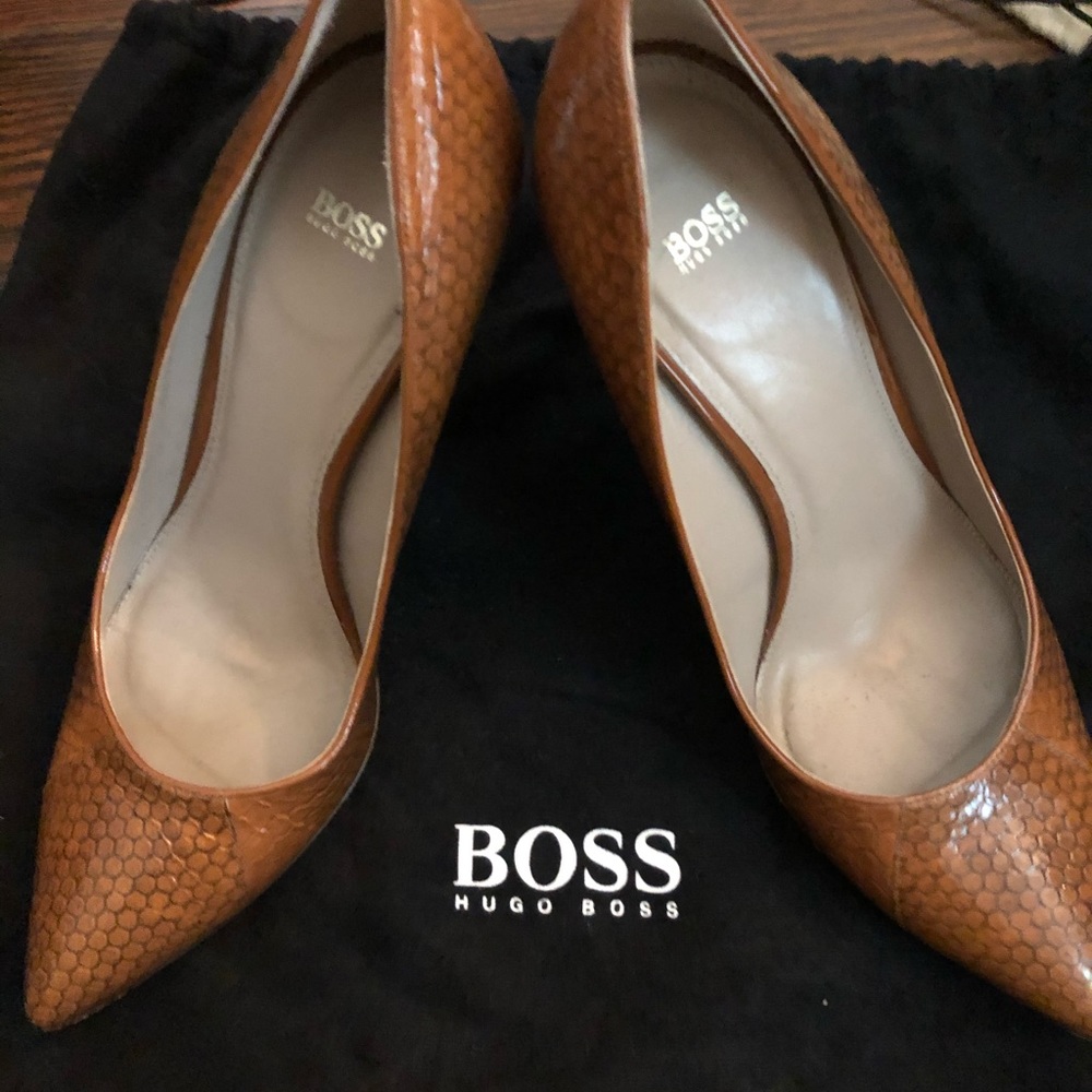 BOSS caramel pumps